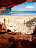 Флизелиновые 3д фотообои в интерьере 206x275 см Вид на пляж из пещеры (10263VEA)+клей - вид 1 миниатюра