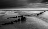 Флизелиновые фотообои в гостиную с камином 368x254 см Черно-белый морской пляж (1029V8)+клей