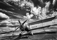 3д флизелиновые фотообои 416x290 см Черно-белый самолет на фоне облаков (11384VEXXXXL) +клей - вид 1 миниатюра