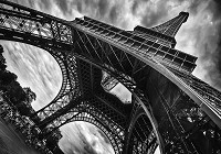 Флизелиновые фотообои на кухню с перспективой 254x184 см 3D Черно-белая Эйфелева башня вид снизу (12672V4)+клей - вид 1 миниатюра