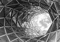 Флізелінові чорно-білі фотошпалери місто 312x219 см 3D величезний отвір у будівлі (12677VEXXL) +клей - вид 1 мініатюра