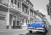 Флізелінові фотошпалери з містом на стіну 312x219 см Транспорт - Стара блакитна машина (13333VEXXL)+клей - вид 1 мініатюра