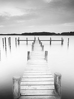 Готовые флизелиновые фотообои 206x275 см 3D Черно-белый длинный деревянный пирс (2655VEA)+клей