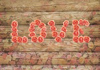 Флізелінові фотошпалери для спальні 254x184 см Напис LOVE з троянд на дошках (3324V4)+клей