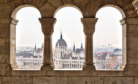 3д флизелиновые фотообои для зала 254x184 см Вид на город Будапешт за арками (409V4)+клей
