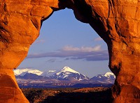 Краєвид Ландшафт Природа флізелінові фотошпалери 416x254 см 3Д Засніжені гори за аркою (8-002VEXXXL)+клей - вид 1 мініатюра